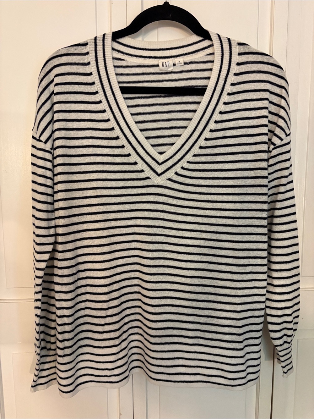 GAP Women's Black and White Striped V-Neck Pullover Sweater
